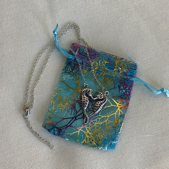 Boutique NEW - seahorse love heart cute necklace🌊 - Picture 3 of 5